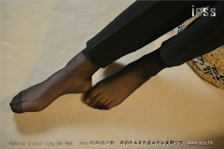 嫩模小夕黑丝袜玉足特写高清大图(第53页)