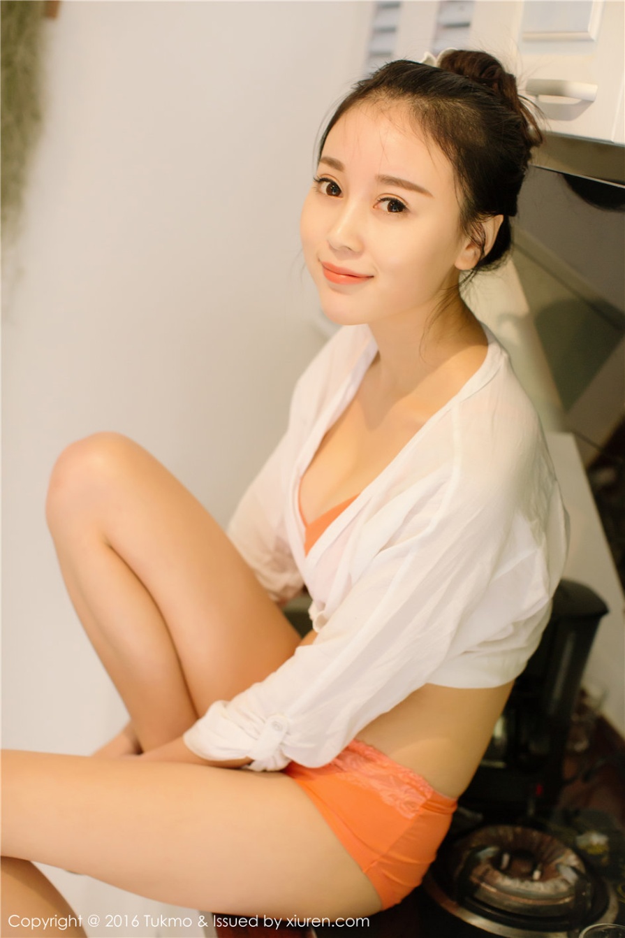 90后美女赵小米Kitty厨房酥胸半漏私房照(第33页)