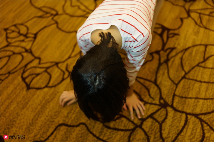  羞涩日本少女室内丝袜写真高清大图(第25页)