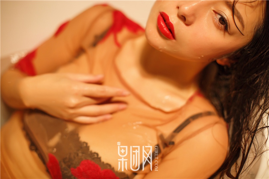 风骚少妇浴室湿身爆乳诱惑写真(第27页)
