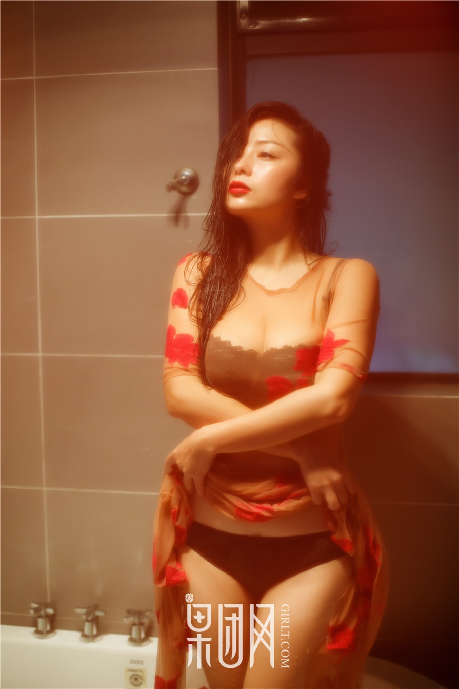 风骚少妇浴室湿身爆乳诱惑写真(第31页)
