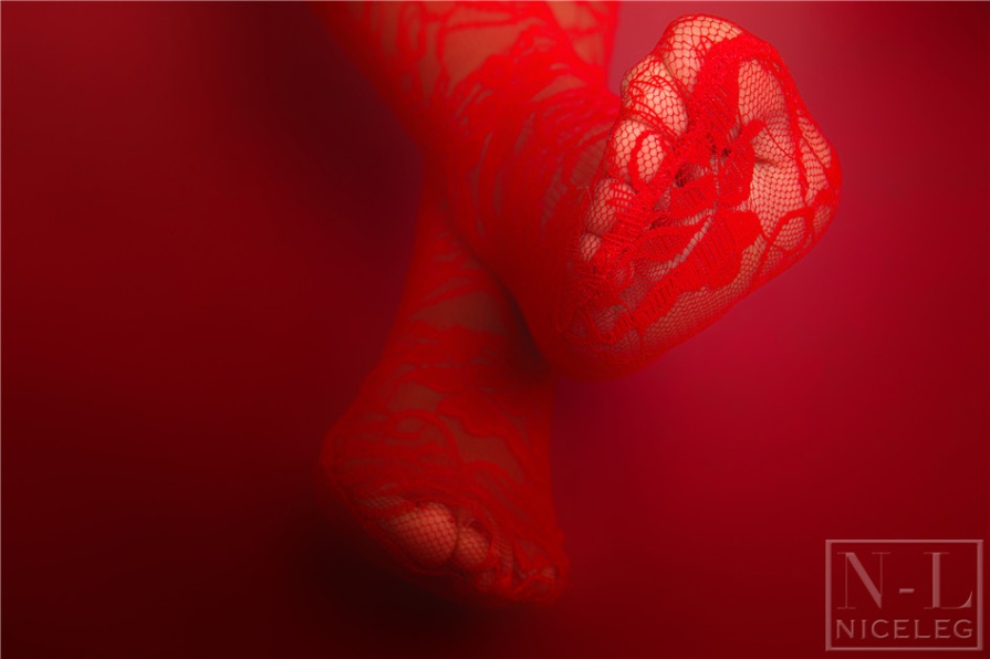 长腿美女模特红色透视网袜高清写真图片(第7页)