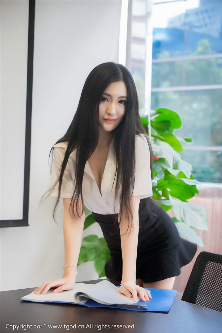 气质美女沈梦瑶OL制服爆乳丝袜诱惑写真图片(第13页)