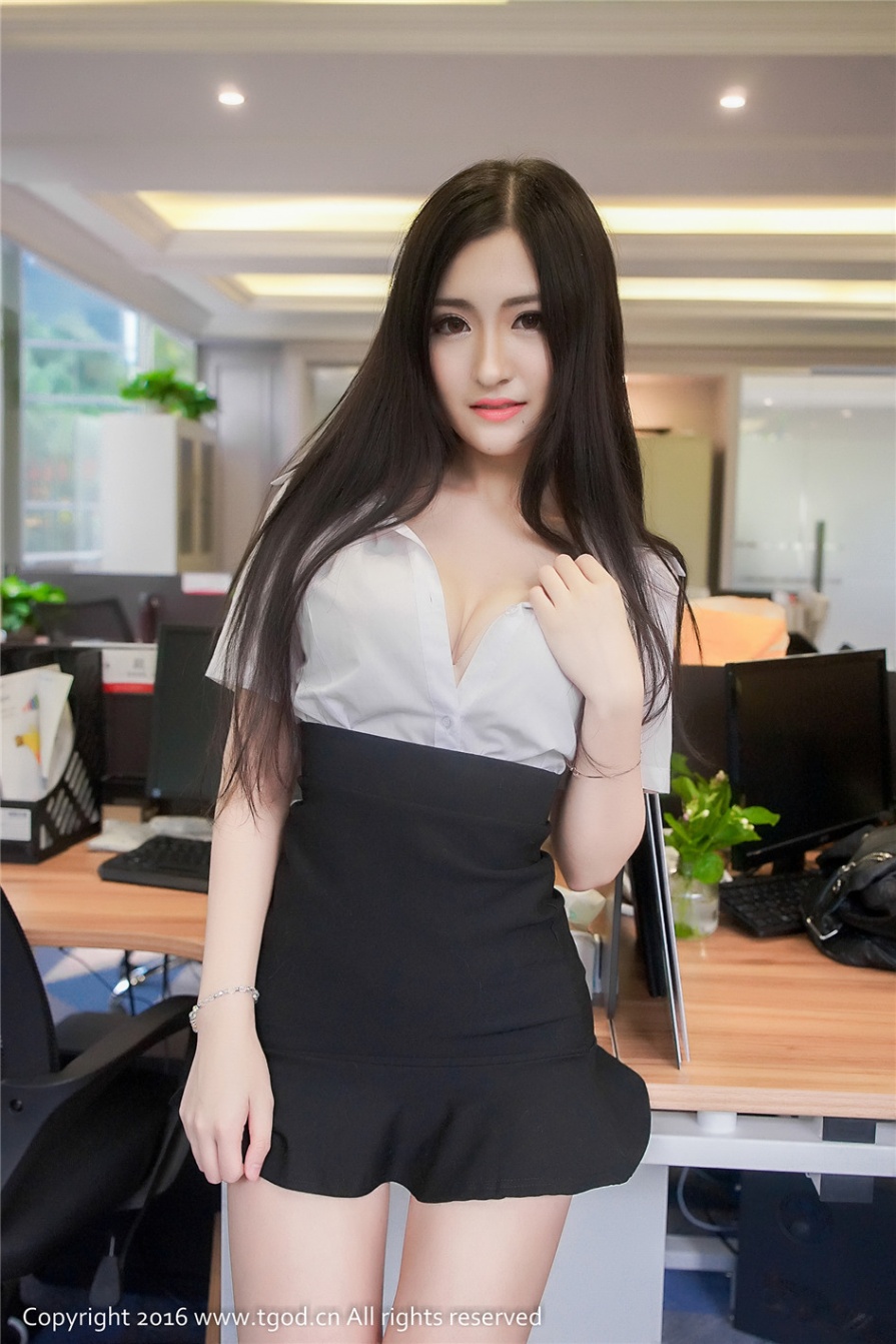 气质美女沈梦瑶OL制服爆乳丝袜诱惑写真图片(第17页)