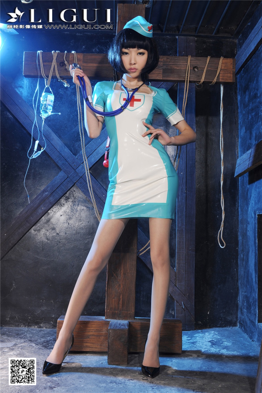 短发美女文欣护士装玉足高跟鞋户外写真图片(第3页)