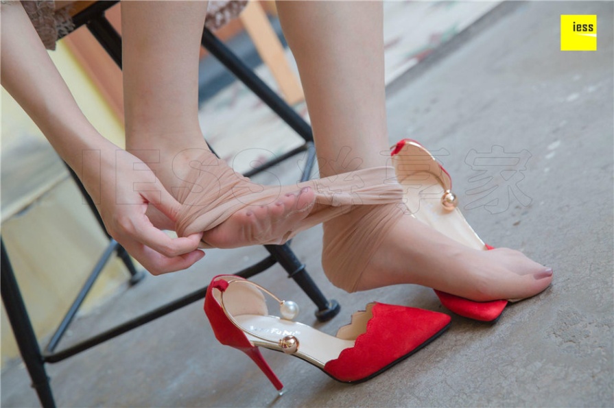 IESS异思趣向 - 模特：气质极品美女水晶肉色丝袜美腿玉足写真(第32页)