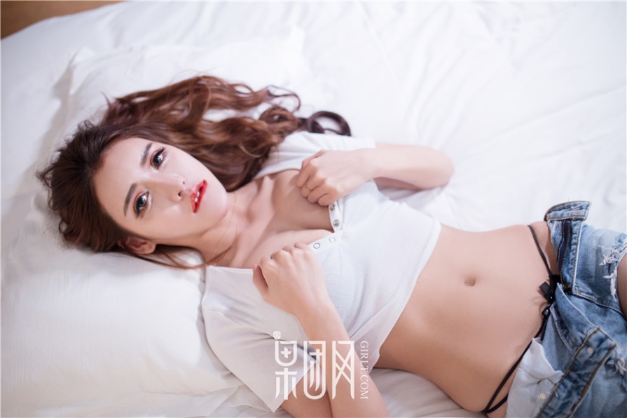 长发美女lunana_lee包臀牛仔裤酥胸诱惑写真图片(第23页)