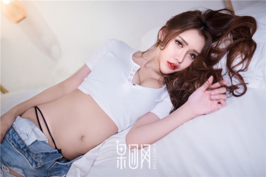 长发美女lunana_lee包臀牛仔裤酥胸诱惑写真图片(第31页)