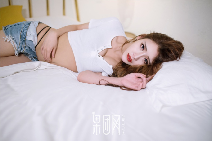 长发美女lunana_lee包臀牛仔裤酥胸诱惑写真图片(第43页)