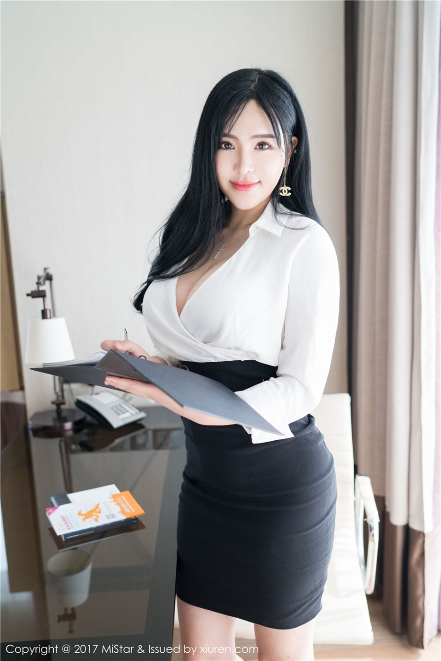 巨乳美女秘书刘钰儿OL制服甜美写真图片(第5页)