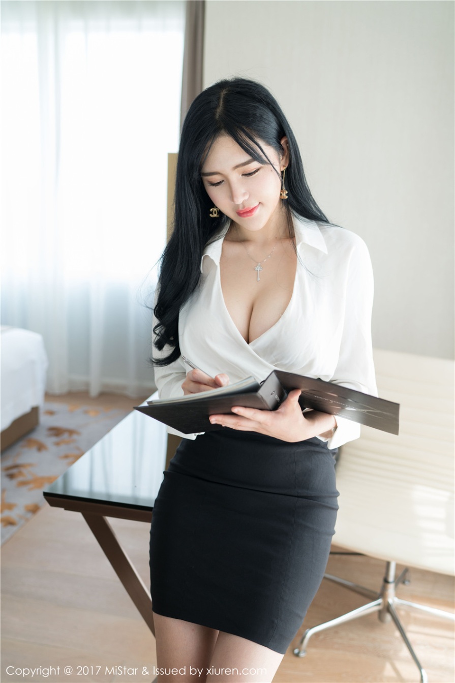 巨乳美女秘书刘钰儿OL制服甜美写真图片(第6页)