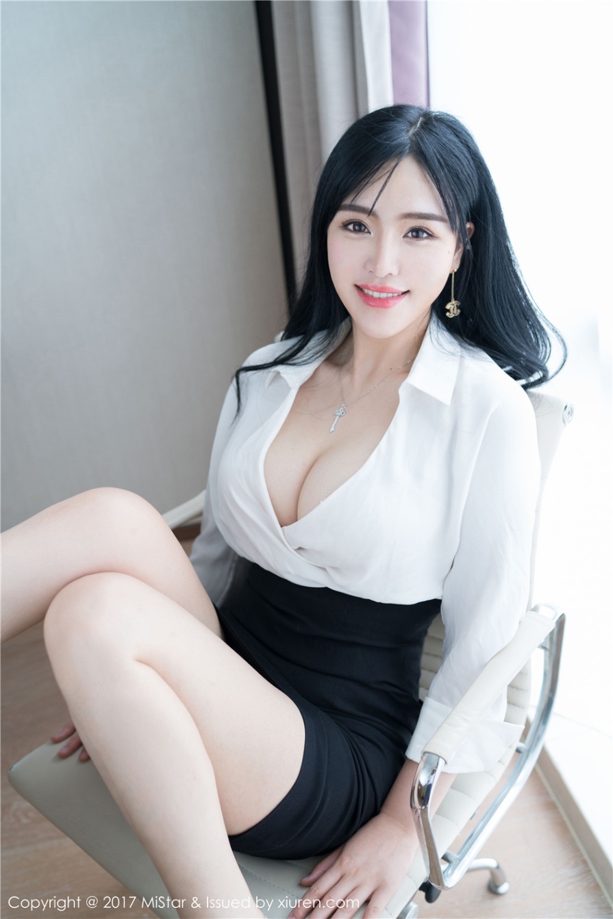 巨乳美女秘书刘钰儿OL制服甜美写真图片(第28页)