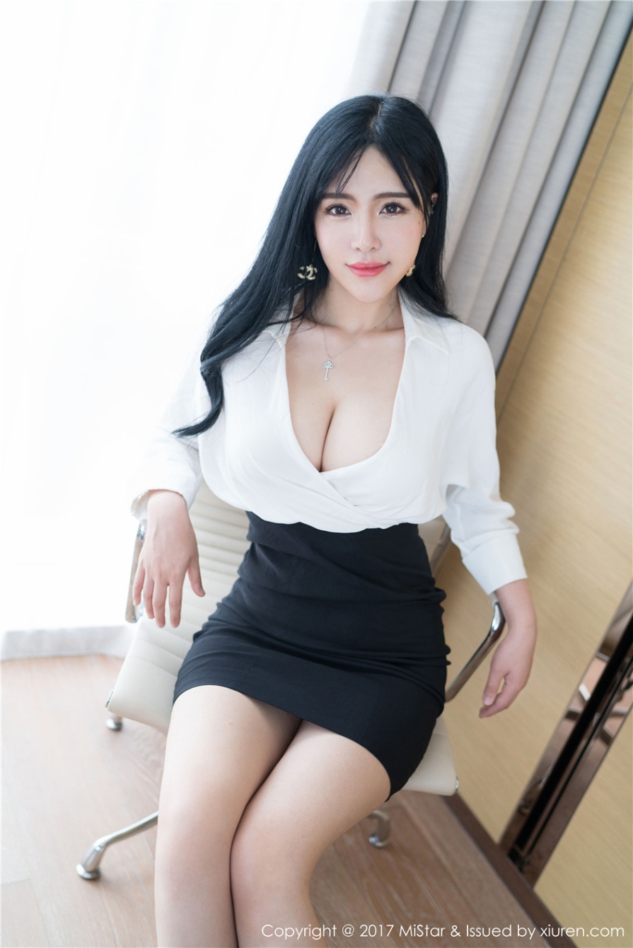 巨乳美女秘书刘钰儿OL制服甜美写真图片(第32页)