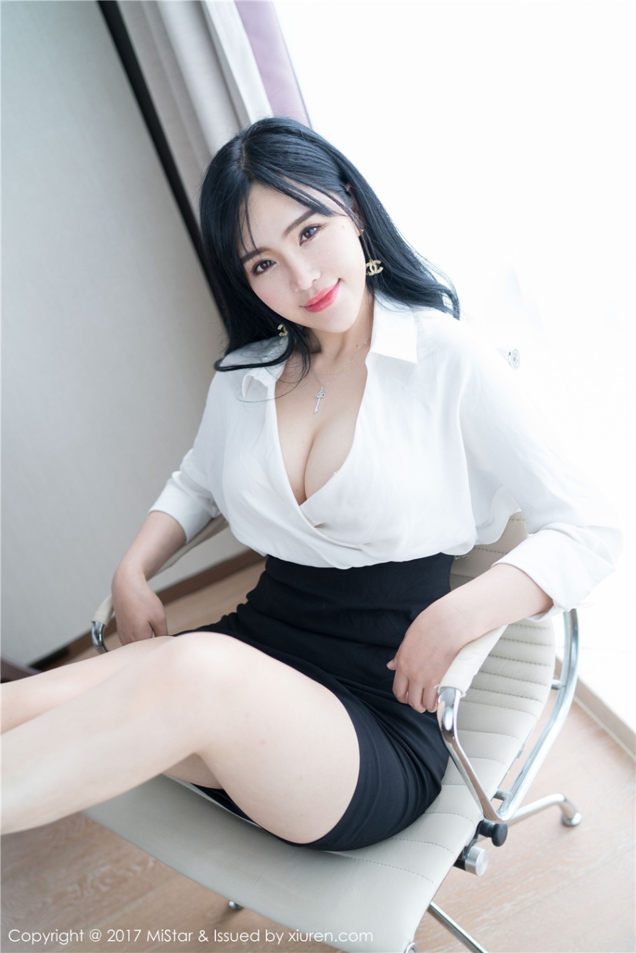 巨乳美女秘书刘钰儿OL制服甜美写真图片(第34页)