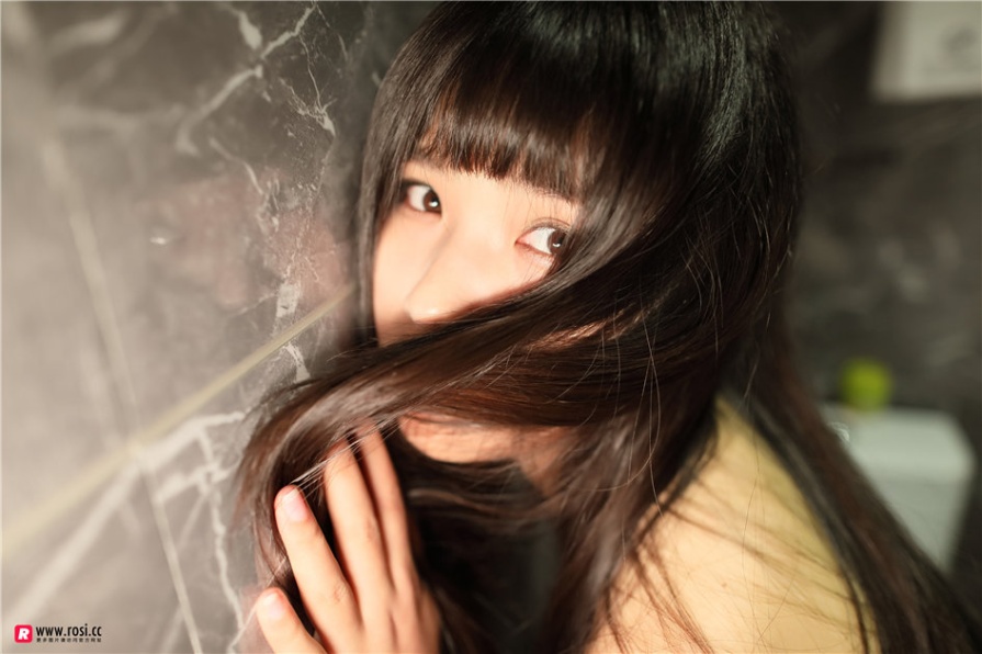 风骚美女厕所大尺度私拍美臀无内诱惑(第17页)
