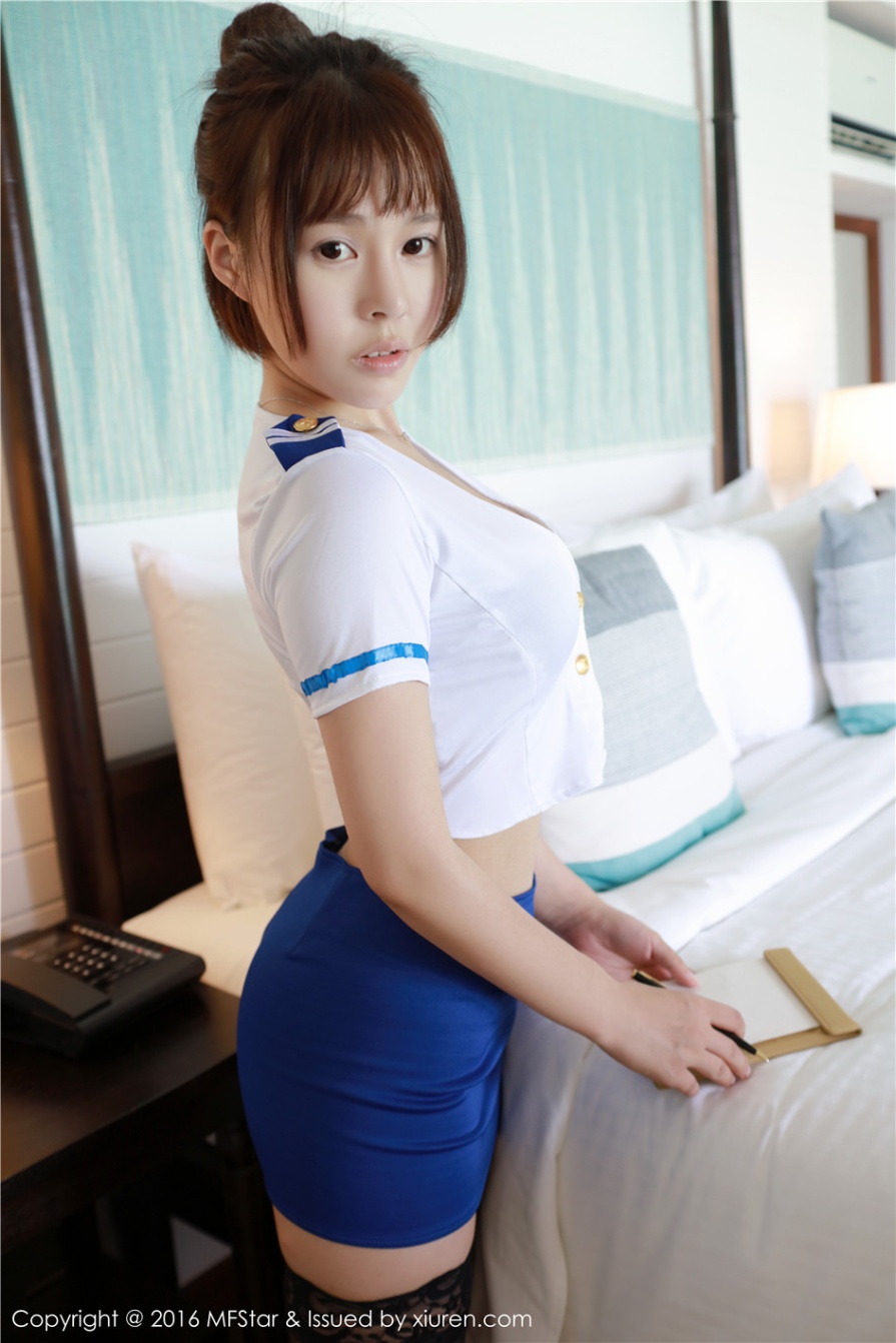 90后美女Evelyn艾莉空姐制服酥胸诱惑写真图片(第4页)