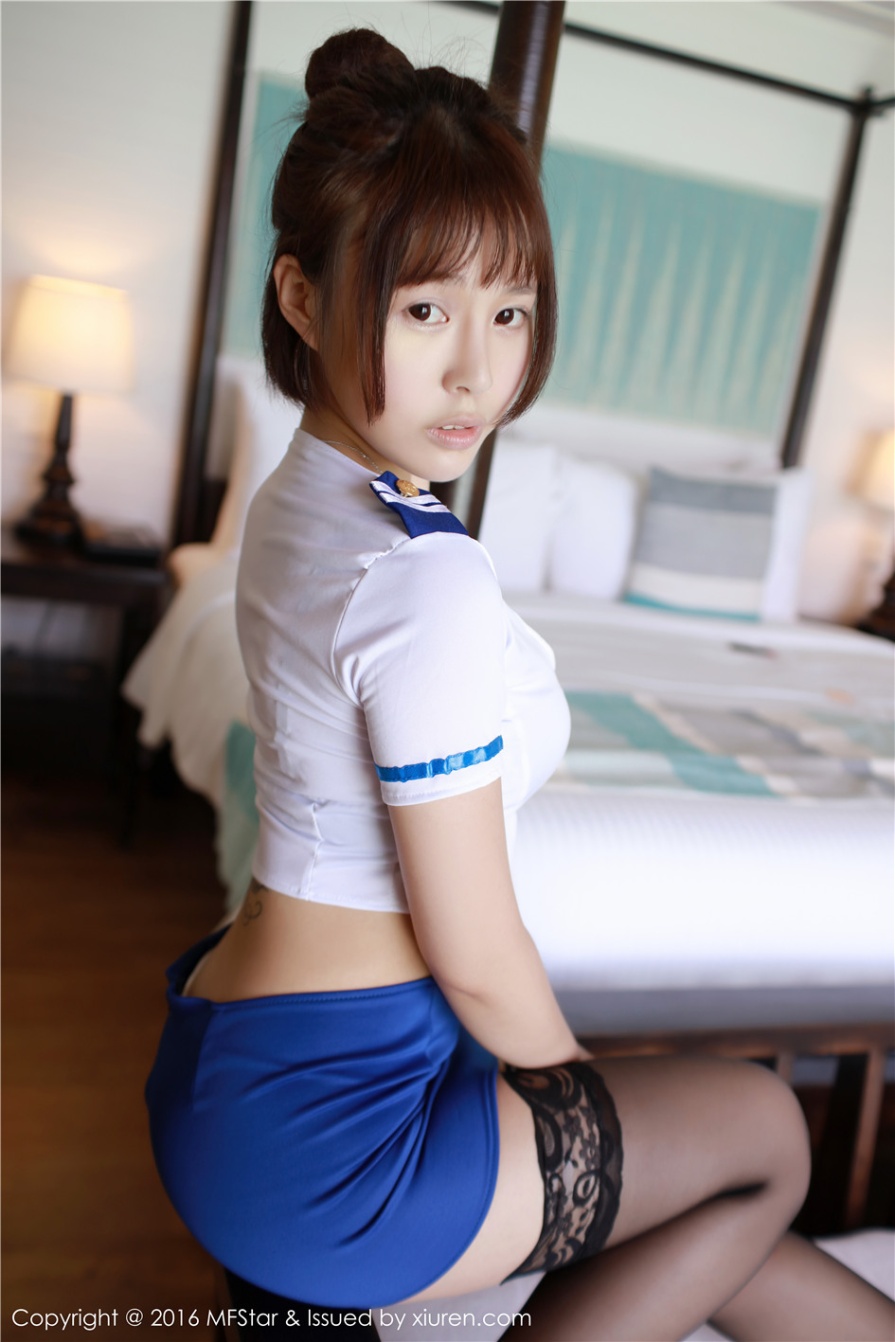 90后美女Evelyn艾莉空姐制服酥胸诱惑写真图片(第33页)