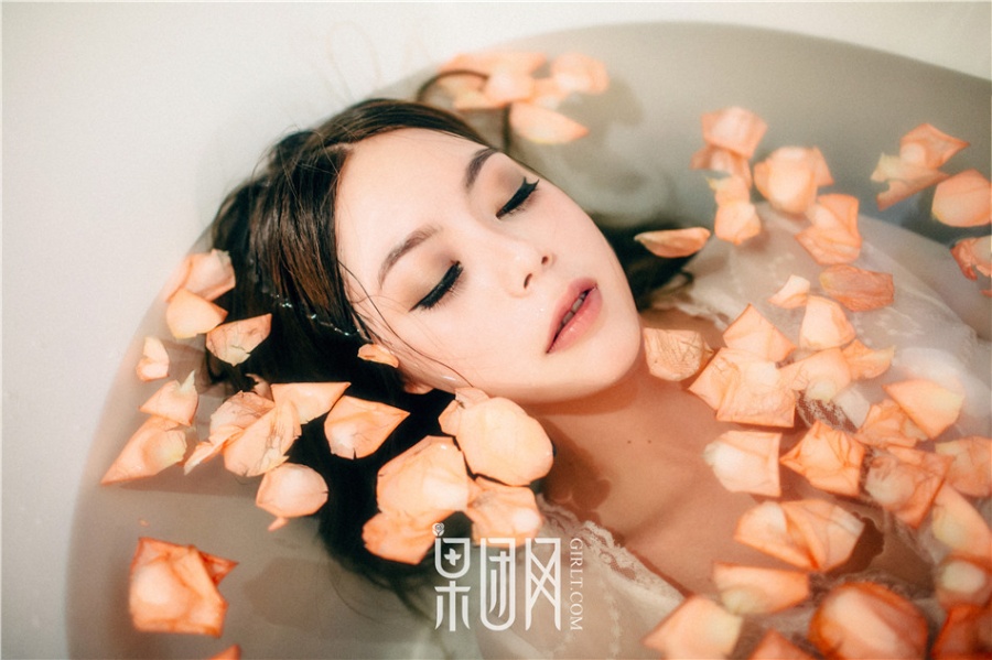 高冷美女浴室花瓣浴湿身写真唯美图片(第13页)