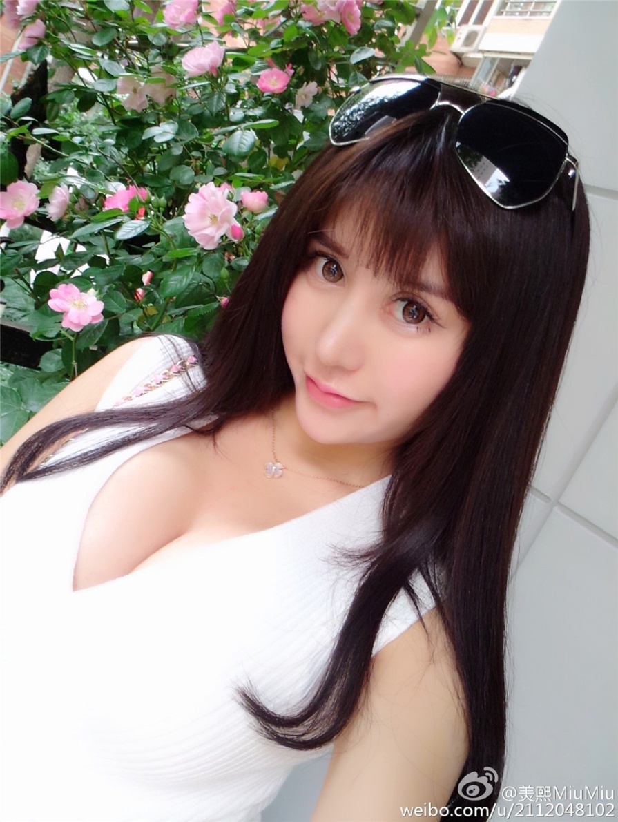 童颜巨乳美女羙熙MiuMiu深V诱人生活照(第5页)