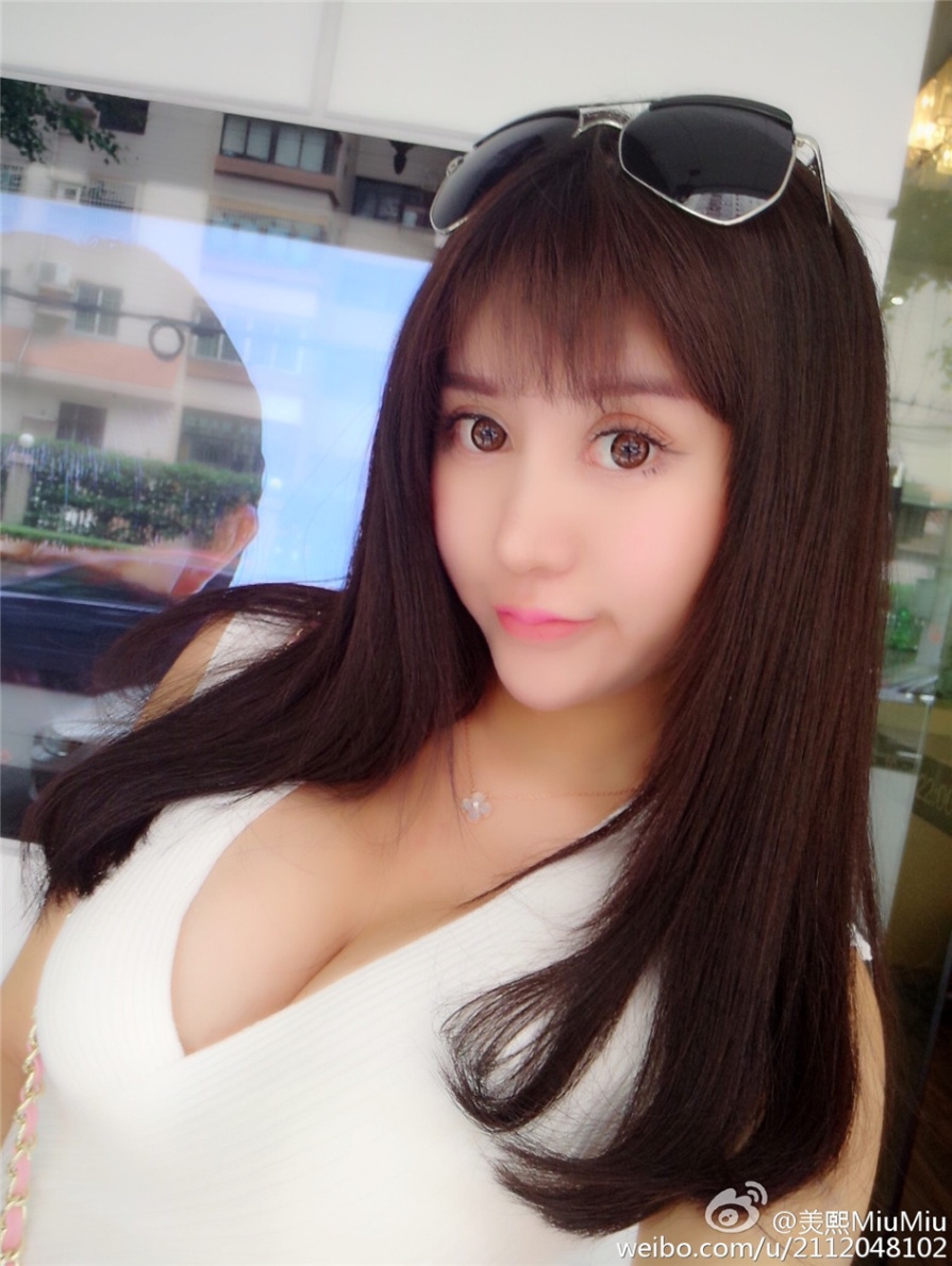 童颜巨乳美女羙熙MiuMiu深V诱人生活照(第9页)