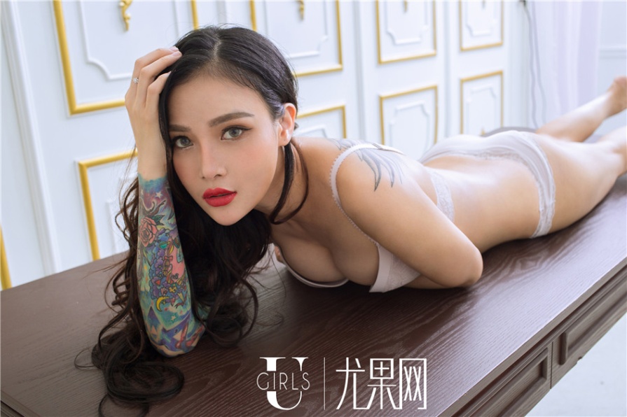 纹身美女雯雯白色蕾丝睡裙内衣喷血爆乳图片(第26页)