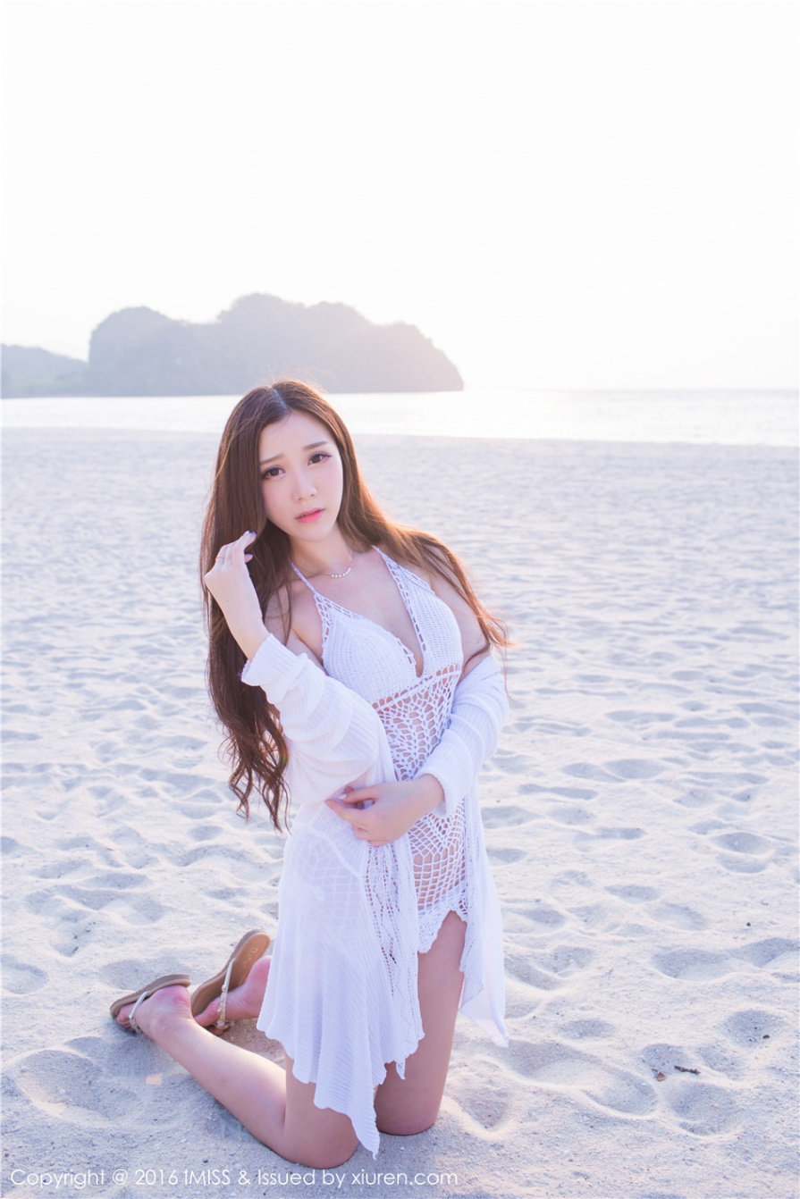 貌美肤白90后美女淼淼浅色泳衣白皙乳沟诱人写真图片(第10页)