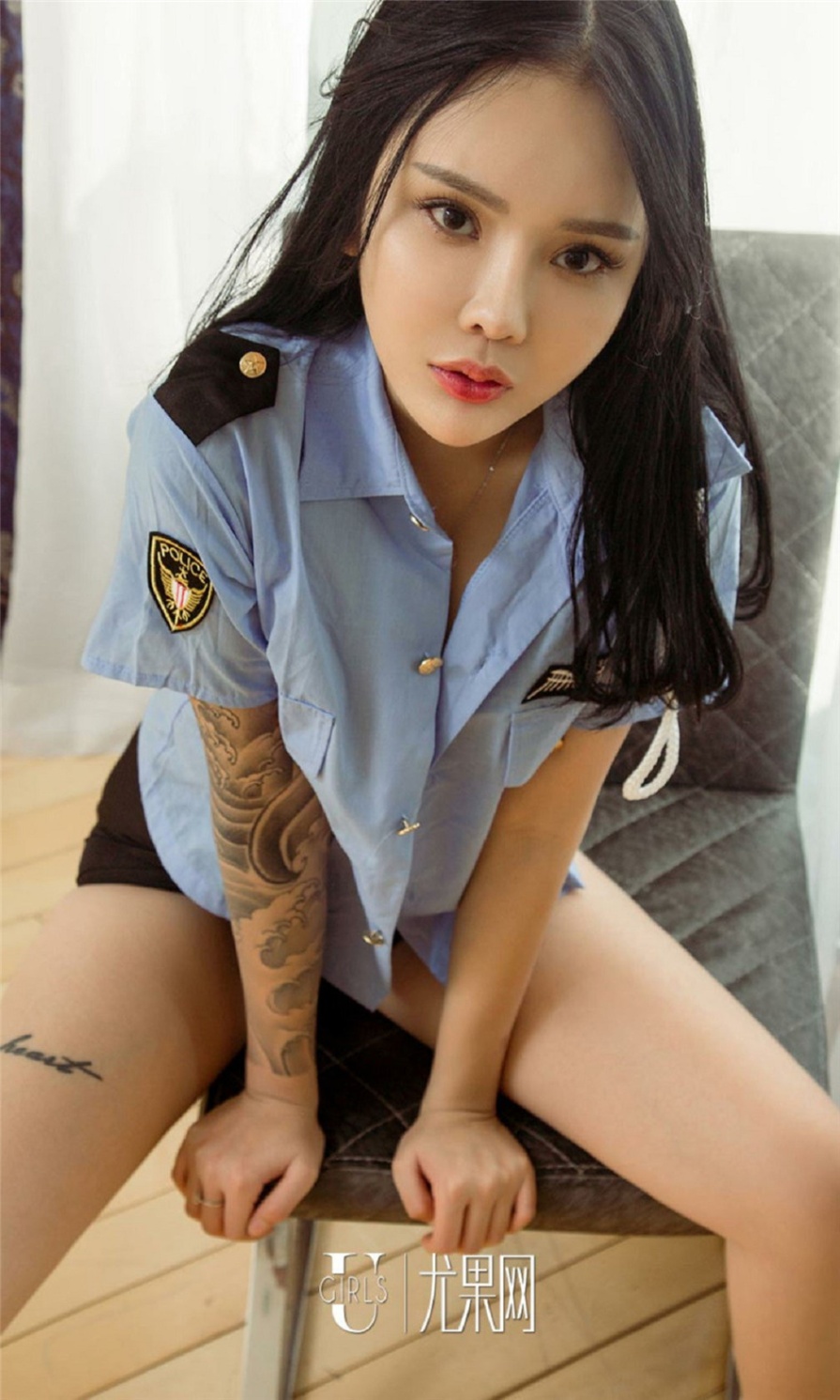 纹身美女妥妥女警制服白皙美乳诱惑写真(第9页)