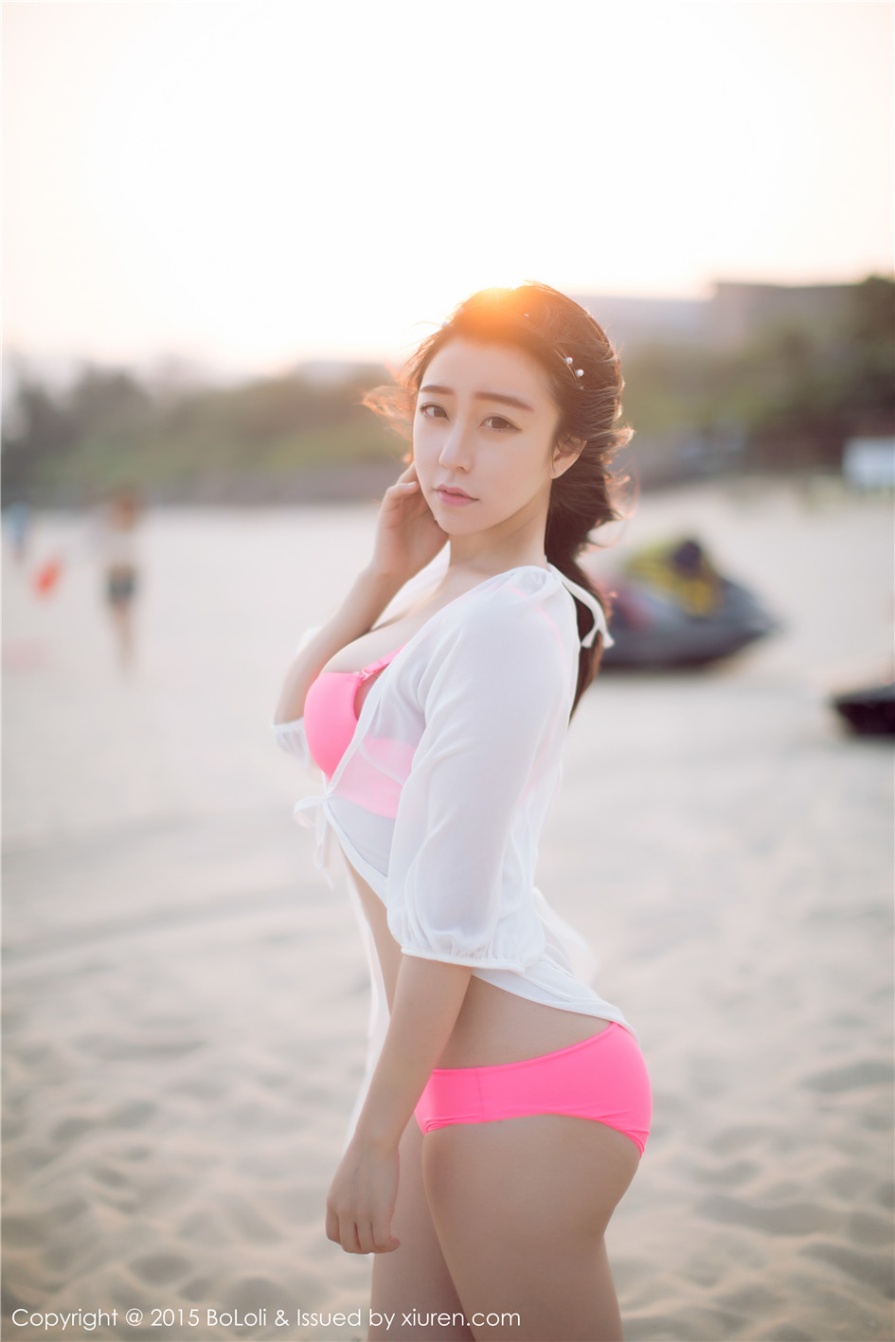 童颜美女朵比dobby户外泳装迷人乳沟写真图片(第21页)