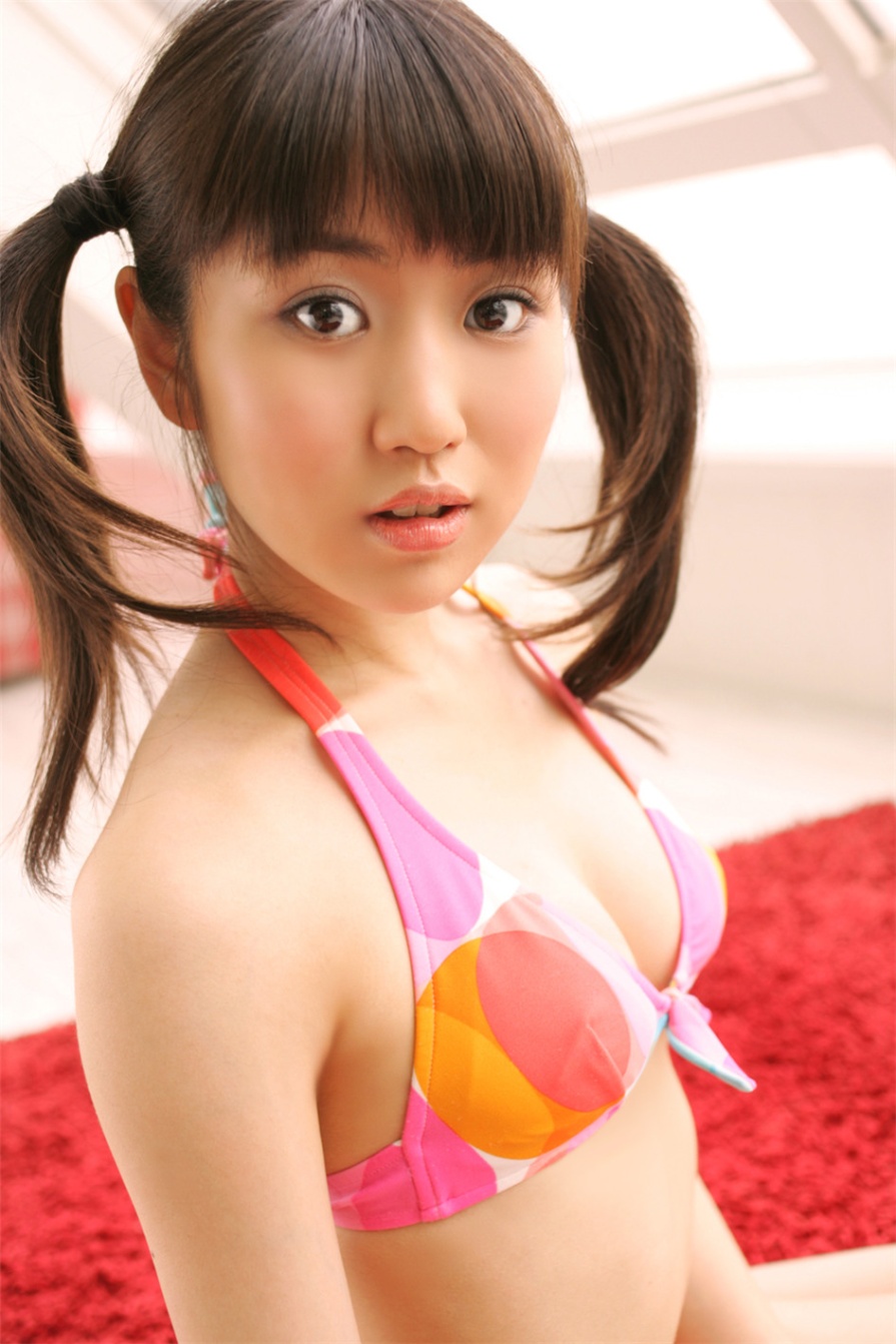 日本萝莉美女中村知世比基尼室内写真(第56页)