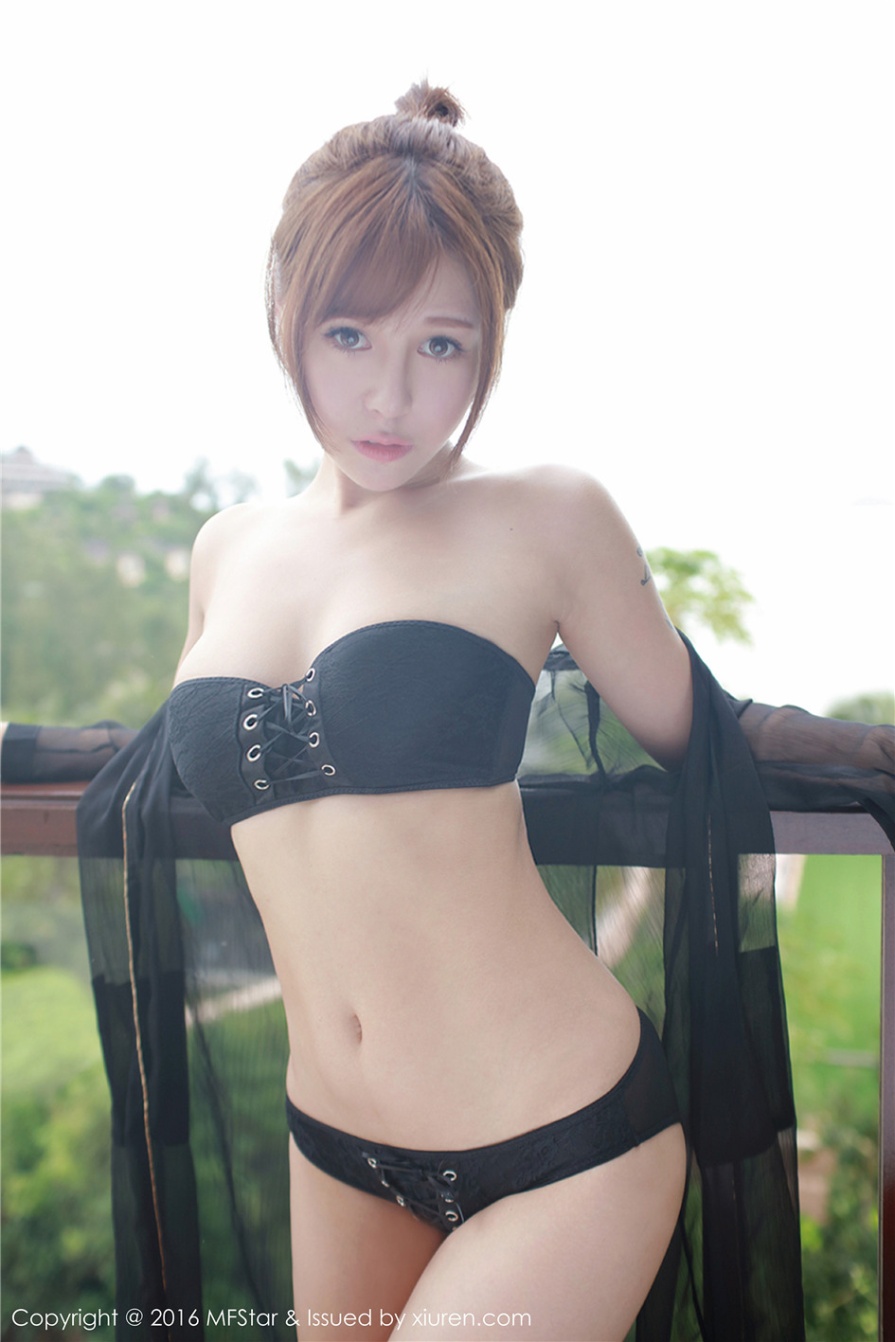 甜美女生Evelyn艾莉白皙美乳透视黑纱湿身诱惑写真(第14页)