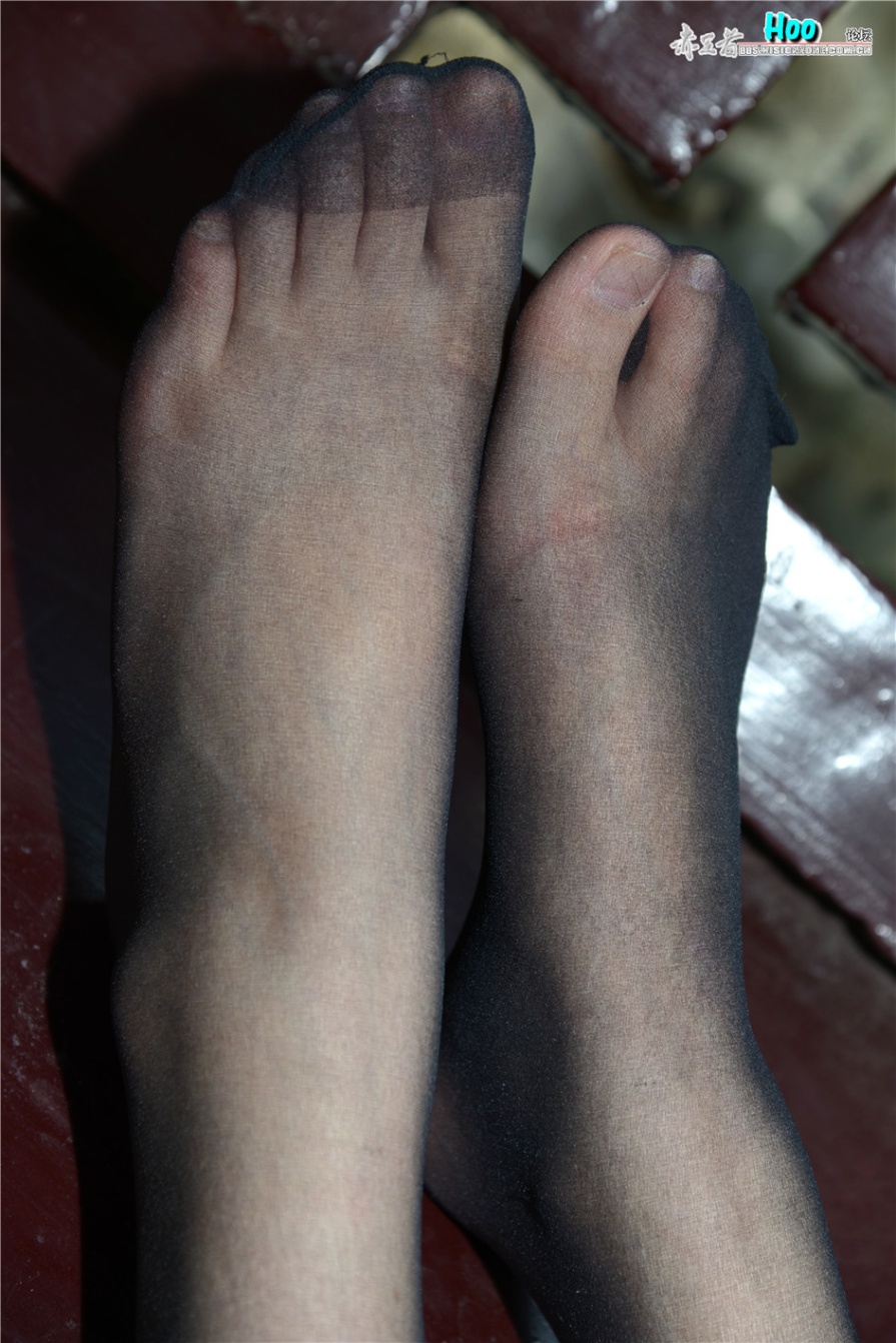 冷艳美女小玉户外吊带短裙美腿诱惑写真图片(第29页)