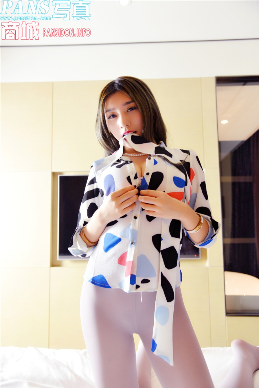 美女模特金熙床上乳沟诱惑写真图片(第8页)