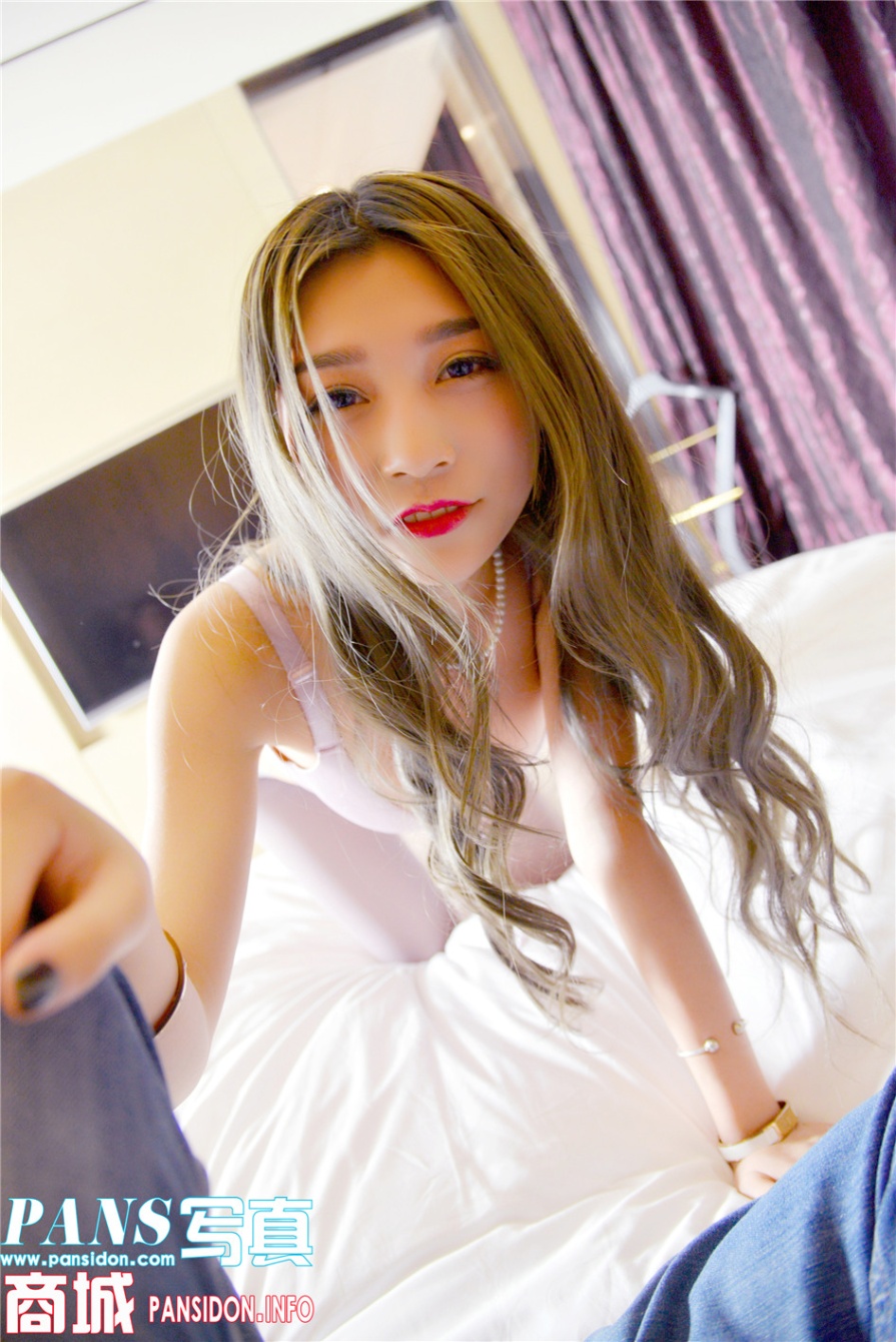 美女模特金熙床上乳沟诱惑写真图片(第13页)