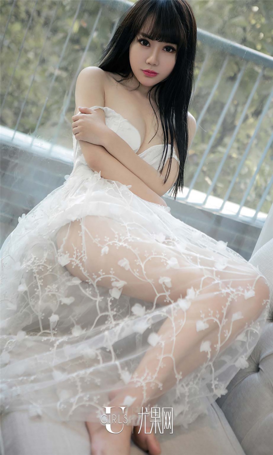 性感迷人乳沟嫩模夏天户外撩裙春光诱人写真图片(第11页)