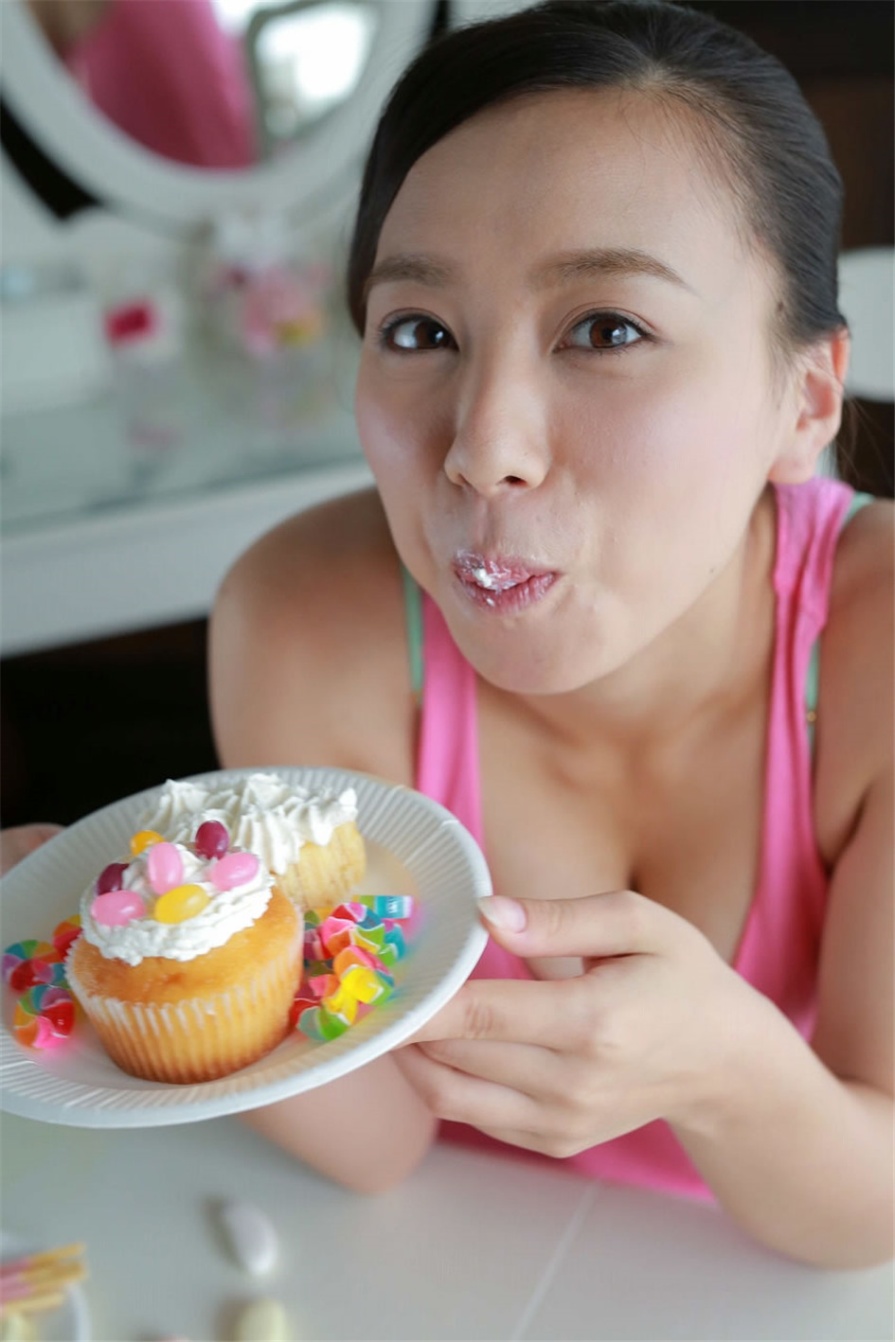 日本可爱美女美咲姫自制奶油蛋糕迷人乳沟走光私房照(第40页)