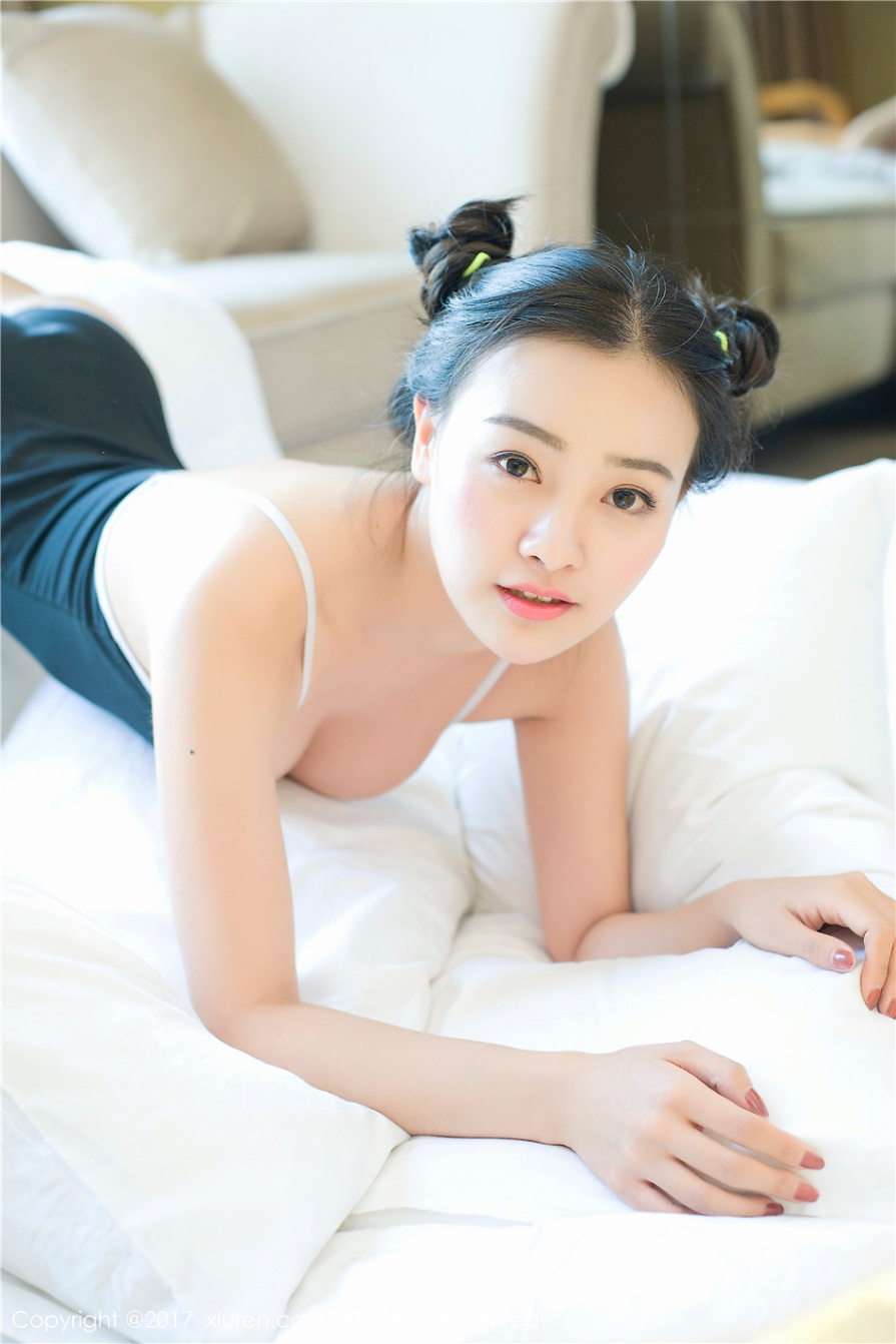 爱笑的甜美女生芈琳娜床上白皙乳沟诱人写真(第3页)