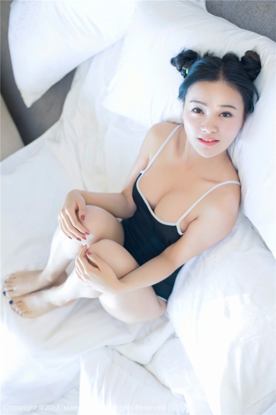 爱笑的甜美女生芈琳娜床上白皙乳沟诱人写真(第8页)