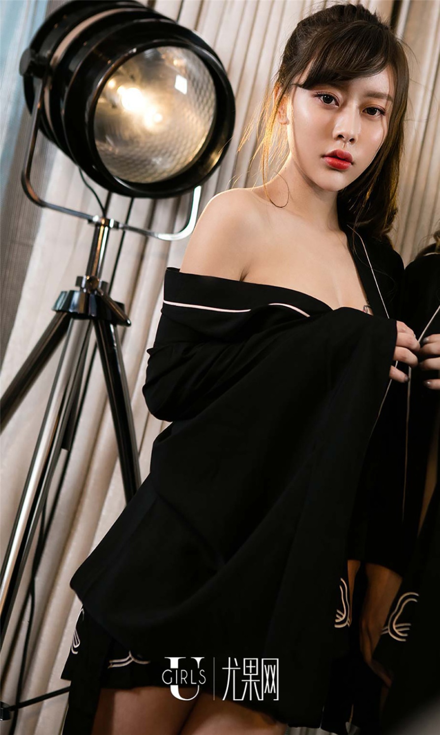 清纯美女艺宁黑色睡衣丰满圆润胸部迷人写真图片(第33页)