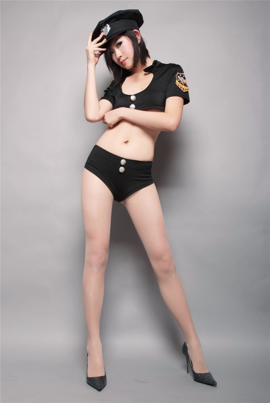 短发美女睛天女警情趣制服写真图片(第9页)