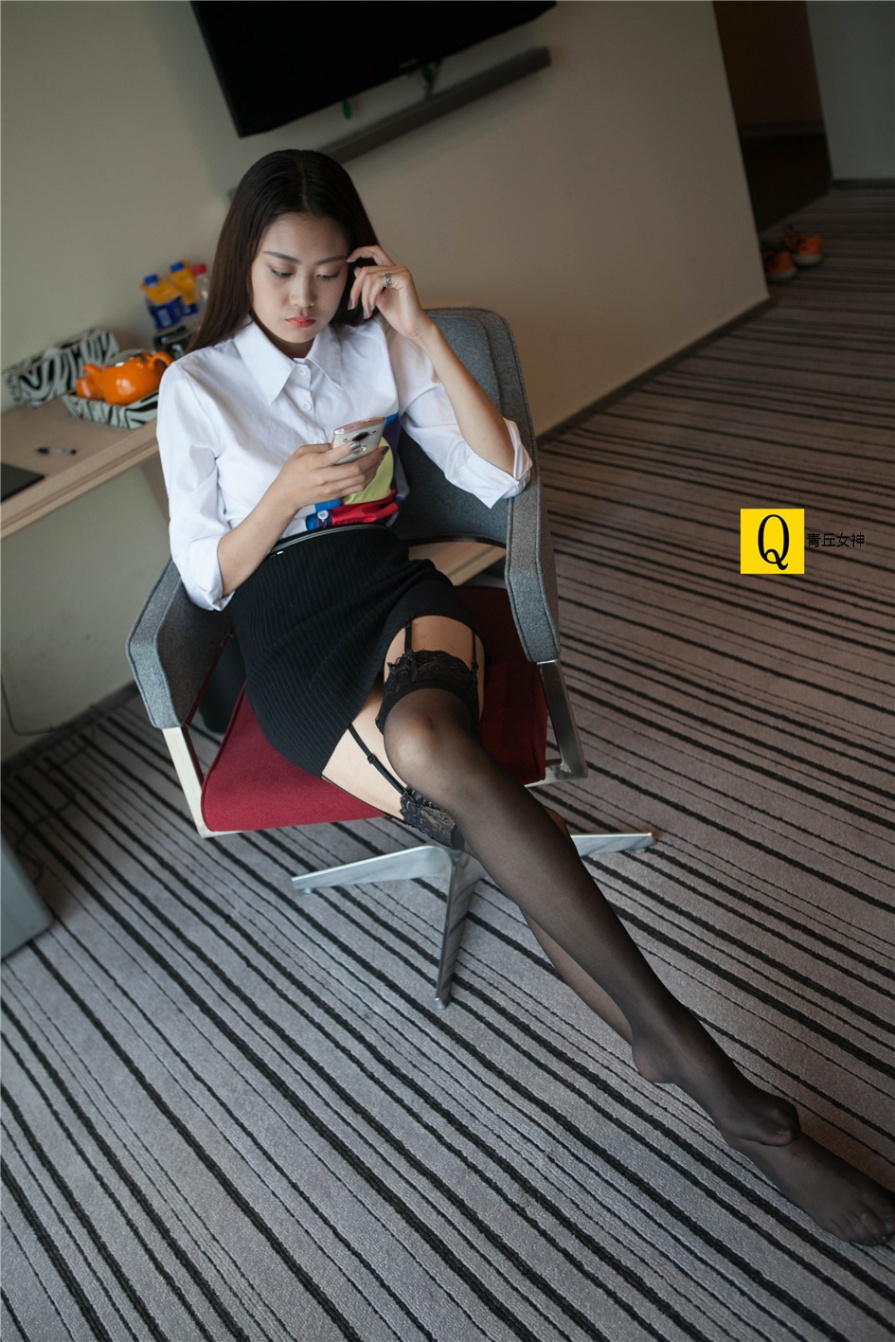 OL制服美女室内吊带黑丝诱人私房照(第24页)