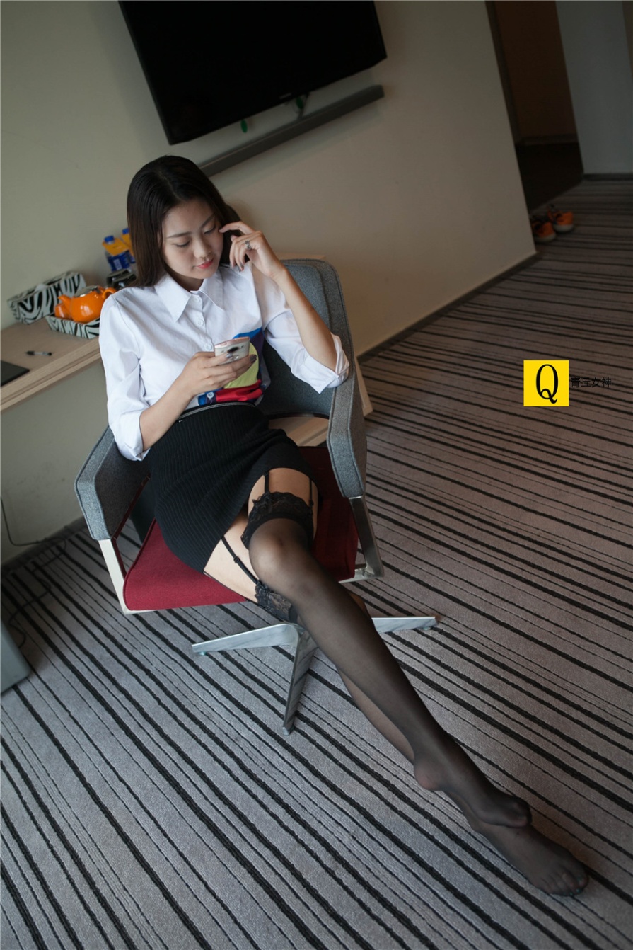 OL制服美女室内吊带黑丝诱人私房照(第26页)