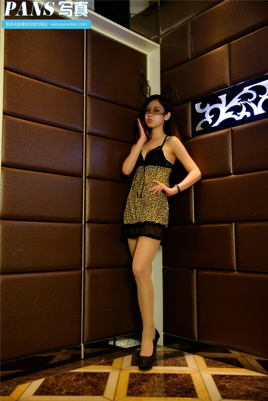 兔女郎美女咖喱豹纹吊带短裙性感写真图片(第2页)