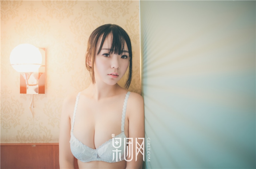 大奶美女室内性感内衣床照诱惑(第9页)