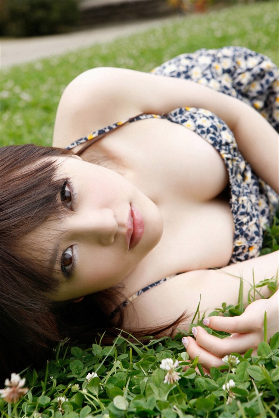 清纯美女志保户外低胸装白嫩乳沟诱惑写真(第33页)