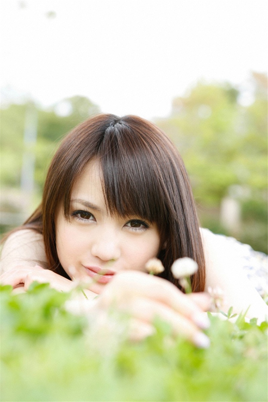 清纯美女志保户外低胸装白嫩乳沟诱惑写真(第45页)