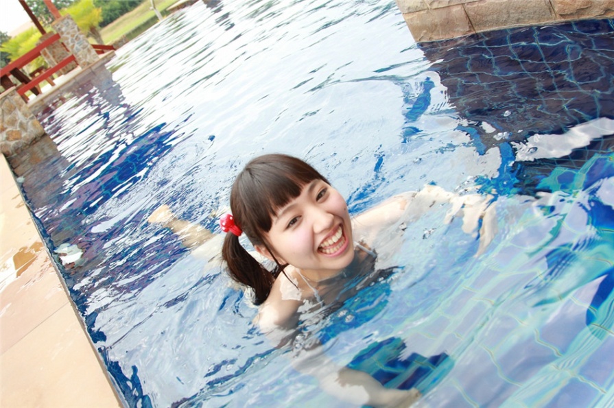 日本少女高岡未來泳池性感比基尼湿身诱惑写真(第12页)