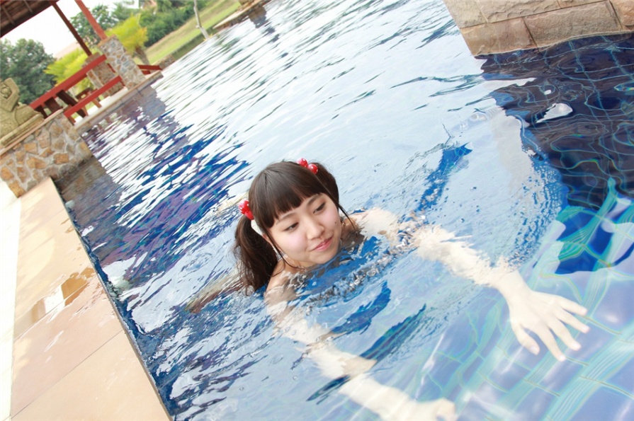 日本少女高岡未來泳池性感比基尼湿身诱惑写真(第13页)