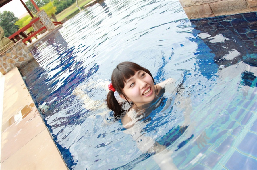 日本少女高岡未來泳池性感比基尼湿身诱惑写真(第15页)