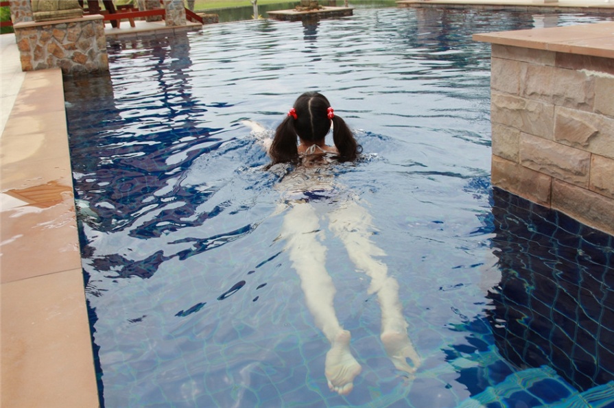 日本少女高岡未來泳池性感比基尼湿身诱惑写真(第16页)