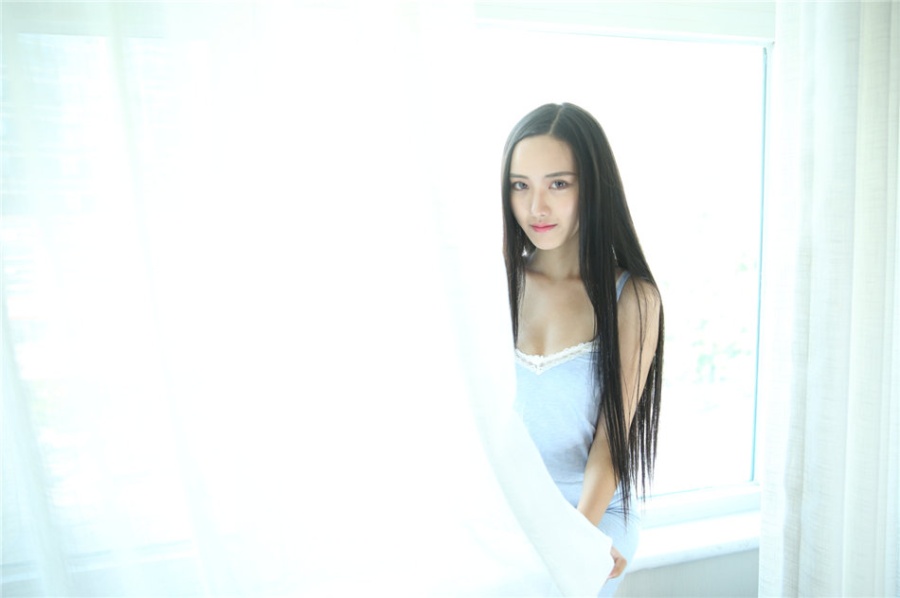 冷艳美女蛋蛋室内吊带短裙美乳诱惑写真(第22页)